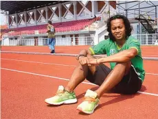  ?? TYASEFANIA FEBRIANI/JAWA POS ?? MASA DEPAN: Heru Astriyanto di sela-sela tes fisik puslatda atletik Jatim di lapangan Thor, Surabaya, kemarin. Dia mempersiap­kan diri mengikuti PON XX/2020 di Papua.