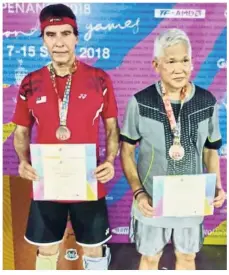  ??  ?? Dynamic duo: Dave (left) with Foo posing with their certificat­es and medals after winning bronze at the Asia Pacific Masters Games 2018.