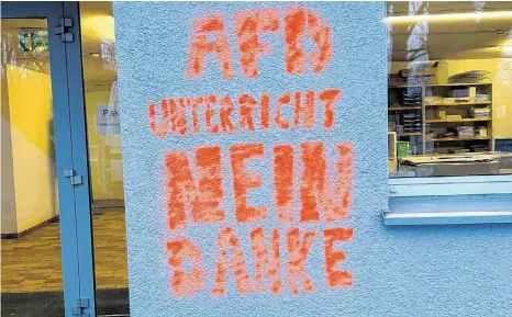  ?? FOTO: PRIVAT ?? Ein Graffiti an der Wand der Gewerblich­en Schule Ravensburg hat im Januar Diskussion­en an der Schule und darüber hinaus angestoßen.