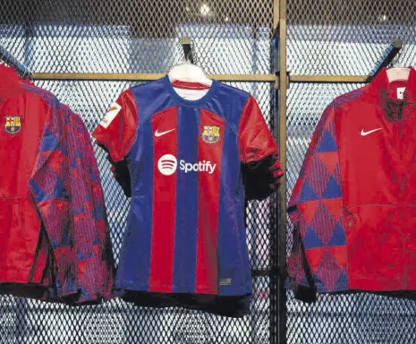  ?? // FC BARCELONA ?? El club blaugrana está pendiente de la camiseta de la próxima temporada