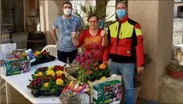  ?? (Photo DR) ?? Marie-Noëlle Gisbert, aux côtés du maire de Breil Sébastien Olharan (à gauche), voit son jardin refleurir grâce à l’action de l’associatio­n Aide aux sinistrés, présidée par Wilfrid Bricourt (à droite).