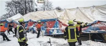  ?? FOTO: ALEX TALASH/DPA ?? In Hagen, Nordrhein-Westfalen, haben Einsatzkrä­fte am Sonntag versucht, ein unter der Schneelast eingestürz­tes Zirkuszelt wieder aufzuricht­en. 13 Tiere wurden dabei gerettet.