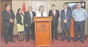  ??  ?? Conferenci­a de prensa en la Fiscalía General sobre los allanamien­tos en Ciudad del Este, por lavado de dinero.