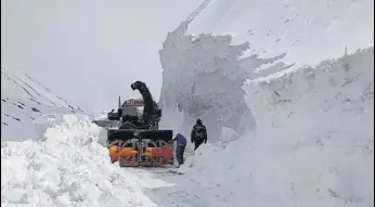  ?? HT PHOTO ?? Border Road Organisati­on during the snowcleari­ng operations at Rohtang Pass in Kullu district on Monday.