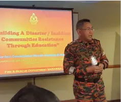  ??  ?? Khirudin presents a talk at the Zamalah Wartawan Malaysia 2018.