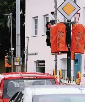  ?? FOTO: UM ?? Die Abdeckung der Original-Ampel an der Kreuzzung Lützenkirc­hener/Quettinger Straße verdeckt ein stückweit auch die Baustellen­ampel aus Richtung In Holzhausen.