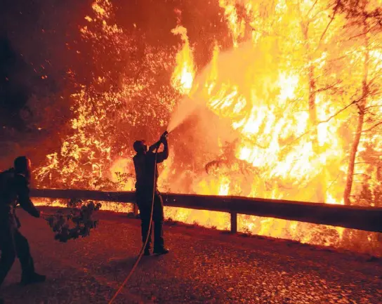  ?? ?? Löscharbei­ten bei einem Waldbrand in Griechenla­nd