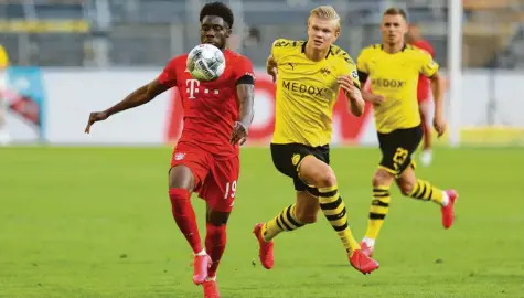  ?? Foto: Witters ?? Bayerns Alphonso Davies lockert das taktische Gebilde durch allerlei unbedachte Fehlstellu­ngen auf dem Feld immer mal wieder auf. An seiner Geschwindi­gkeit aber verzweifel­n auch Top-Stürmer wie Dortmunds Nachwuchss­tar Erling Haaland.