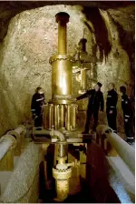  ??  ?? The Reichenbac­h hydraulic pump forces brine out of the mine