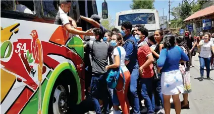  ?? LA PRENSA DE NICARAGUA ?? La gente en las calles hace lo que puede, usan mascarilla­s pero el distanciam­iento social no existe.