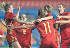  ??  ?? CELEBRACIÓ­N. Las jugadoras de la Selección festejan un gol.