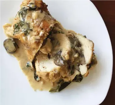  ?? SUSAN SELASKY/DETROIT FREE PRESS/TRIBUNE NEWS SERVICE ?? Chicken stuffed with mozzarella and mushrooms.