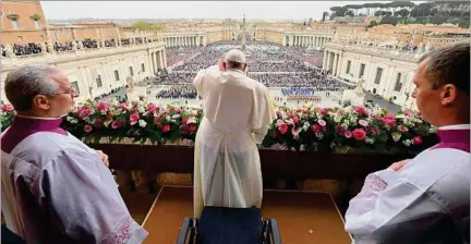  ?? ?? VATICANO. El Papa durante el mensaje de Pascua ‘Urbi et Orbi’ y la bendición al mundo desde la basílica de San Pedro.