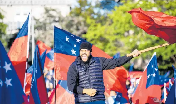  ?? Photos / Hayden Woodward ?? Samoan league fans were out and about yesterday in many parts of Auckland and nationwide to support their team.