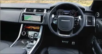  ??  ?? L’habitacle évolue avec l’apparition du Touch Pro Duo et ses deux écrans, que l’on retrouve également sur le Range Rover et le Velar.