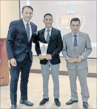  ?? ?? Manuel Bravo, presidente de la FEA, junto con Andrés Chocho y Julio Chuqui, en el momento de recibir su placa.
