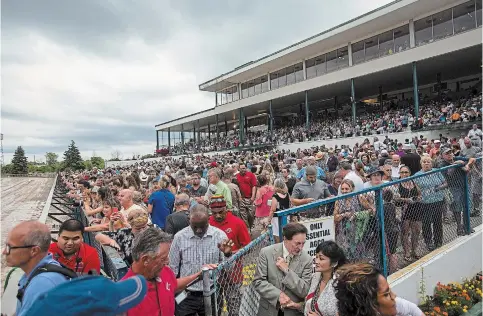  ?? JULIE JOCSAK
TORSTAR FILE PHOTO ?? Spectators fill the grandstand for the Prince of Wales Stakes on July 24, 2018. The thoroughbr­ed track hopes to welcome back fans in a ’21 season tentativel­y set to begin June 1.