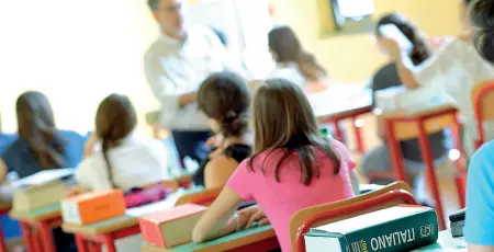  ??  ?? La scena che non si vedrà Studenti tra i banchi per il tema d’italiano alla Maturità dello scorso anno; da mercoledì si presentera­nno uno alla volta per sostenere un’unica prova orale (con tesina)