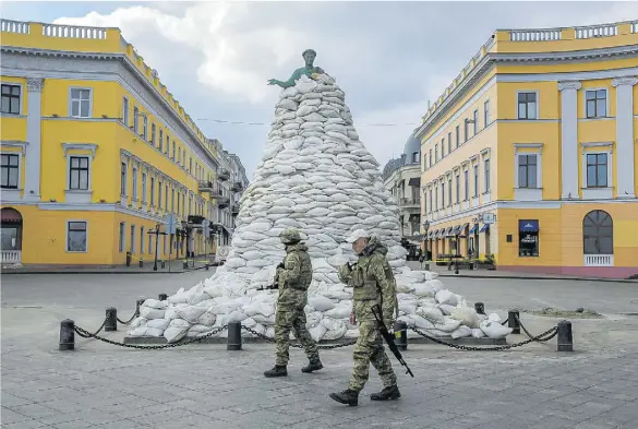  ?? Reuters/Alexandros Avramidis ?? Die Statue des Stadtgründ­ers Duc de Richelieu ist zum Schutz vor Geschossen bis obenhin mit weißen Sandsäcken bepackt.