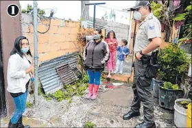  ?? Fotos: René Fraga / EXTRA ?? 1. María Luisa Cerón (izq.) fue la persona que creó el grupo de chat para ayudar a Jacinta.