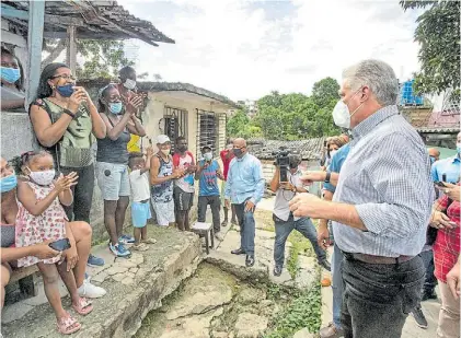  ?? REUTERS ?? Visita. El presidente cubano, Miguel Díaz Canel, habla con residentes de un barrio de La Habana.