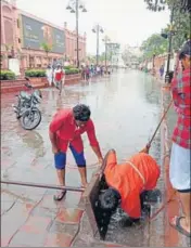  ??  ?? Municipal corporatio­n workers cleaning sewers on Heritage Street in Amritsar on Thursday. HT PHOTO