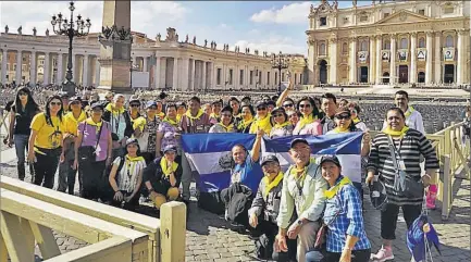  ??  ?? La caravana de Radio Paz en la Plaza San Pedro, en el centro del Vaticano, donde llegaron el jueves. El domingo están en la misa del papa Francisco y lunes en otra de acción de gracias por la canonizaci­ón de san Óscar Romero.