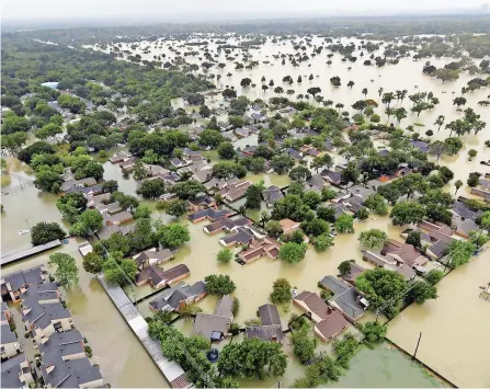  ??  ?? El nivEl del agua en Houston ha alcanzado na altura considerab­le