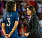  ?? Foto: Franck Fife/afp ?? Ex-kapitänin: Wendie Renard mit der jetzt entlassene­n Corinne Diacre.