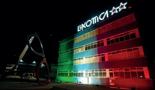  ?? (Zanfron) ?? Gigante tricolore La coreografi­a luminosa di speranza alla «Luxottica» di Agordo