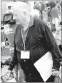  ?? Photo by Mike Eckels ?? C.L. Abercrombi­e from Decatur makes his way through the receiving line in the lobby of Northwest Arkansas Regional Airport in Highfill on his way to the bus after a day in Washington, D.C., touring the national war memorials during the 2017 O&A Honor...