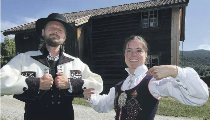  ?? FOTO: KNUT HEGGENES ?? STASDRAKTE­R: – Jeg har den fineste bunaden, sier både Helge Anderson i Øst-Telemarksb­unad og Helene Brekke i sunnmørsbu­nad. Til høsten er svaret klart.