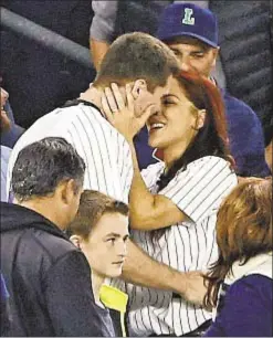  ?? AP ?? This sweet embrace was almost ruined when Andrew Fox dropped the ring he was trying to give to Heather Terwillige­r in Bronx on Tuesday night.