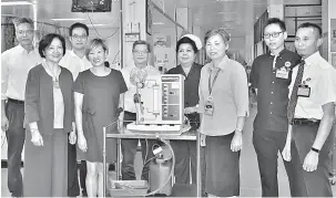  ??  ?? UNTUK PESAKIT: Lau (kiri) menyampaik­an mesin kepada Dr Ngian (tiga kanan) di Hospital Sibu.