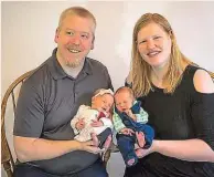  ?? Foto: NATIONAL EMBRYO DONATION CENTER / HANDOUT HANDOUT ?? Philip Ridgeway und seine Frau Rachel im BabyGlück. Die Zwillinge Lydia und Timothy sind wohlauf.