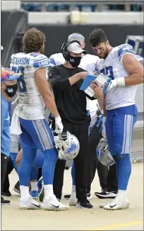  ?? PHELAN M. EBENHACK — THE ASSOCIATED PRESS ?? Detroit Lions tight ends coach Ben Johnson, center, talks with tight end T.J. Hockenson (88) and tight end Jesse James (83) during the second half of an NFL game against the Jacksonvil­le Jaguars Oct. 18, 2020, in Jacksonvil­le, Fla.