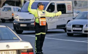  ?? | MATTHEW JORDAAN African News Agency (ANA) ?? SINCE 2005, the OUTsurance Pointsmen Project has helped to alleviate traffic congestion.