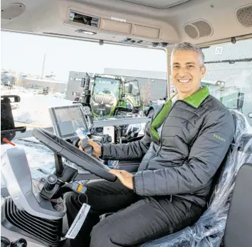  ?? Foto: Andreas Mohr, AGCO/Fendt ?? Als Kind lernte er das Traktorfah­ren auf einer alten Maschine. Heute fährt der neue AGCO-Chef Eric Hansotia Traktoren mit der neuesten Technologi­e – wie hier einen Fendt.