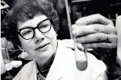  ?? BILL SAUNDERS Rutgers Special Collection­s and University Archives ?? Evelyn Witkin in the lab at Rutgers University in 1980.