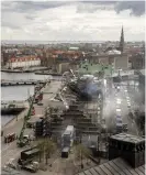 ?? BILD: IDA MARIE ODGAARD ?? Resterna av den historiska byggnaden Börsen i Köpenhamn på torsdagen, då en gavel och en yttervägg rasade.