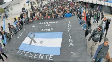  ?? NA ?? DOCENTES. Se movilizaro­n por sus dos compañeras que murieron en un accidente esta semana.