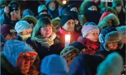  ?? ANNIK MH DE CARUFEL LE DEVOIR ?? Des centaines de personnes ont rendu hommage aux victimes en participan­t à des veillées dans les jours suivant l’attaque à la grande mosquée de Québec.