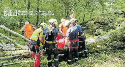  ??  ?? Un varón de 61 años cayó a una sima de 8 metros mientras realizaba una prueba de orientació­n.