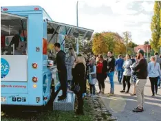  ??  ?? Vor den Trucks bildeten sich lange Schlangen. Das erste Streetfood-Fest am Volksfestp­latz wurde gut angenommen.