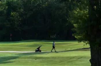  ?? Kevin D. Liles, © The New York Times Co. ?? Motorized carts have ferried golfers from hole to hole for 50 years, but more players these days are walking their rounds, and some courses have shunned carts entirely. Some are even using robotic carts, controlled by a remote.