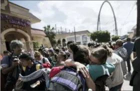  ?? HANS-MAXIMO MUSIELIK — THE ASSOCIATED PRESS ?? Central Americans who travel with a caravan of migrants embrace in Tijuana, Mexico, before crossing the border and request asylum in the United States on Sunday.