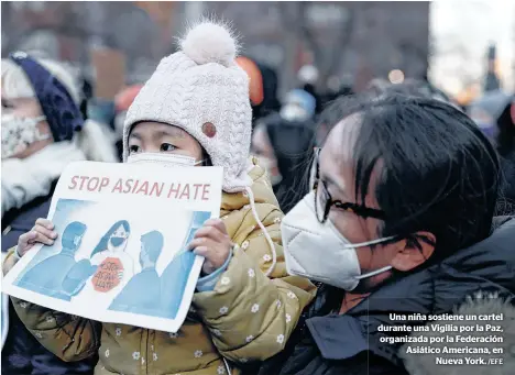  ?? /EFE ?? Una niña sostiene un cartel durante una Vigilia por la Paz, organizada por la Federación Asiático Americana, en
Nueva York.