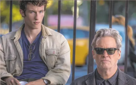  ?? Niko Tavernise / Amazon Studios and Roadside Attraction­s ?? Callum Turner (left) plays an aspiring writer who befriends a novelist played by Jeff Bridges.