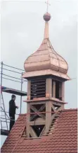  ?? FOTO: JOSEF KUGLER ?? Der Dachreiter der St. Michaelski­rche im kleinen Ort Rosna erstrahlt nun wieder in neuem Glanz.