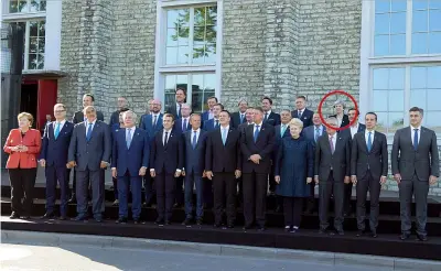  ??  ?? I leader europei posano per la foto di gruppo al summit di Tallinn sul digitale: la premier britannica Theresa May in ultima fila